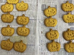 パティスリーチカコでは、ハロウィンスイーツ作りを行っています。